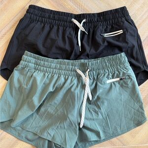 Vuori Women's Black and Green Shorts set of 2
